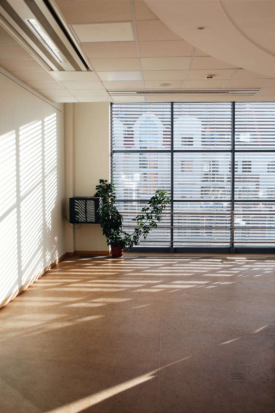 Büro mit Sonnenschutz an großer Fensterfront